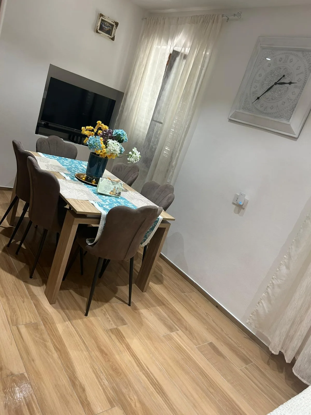 Zona pranzo interna con tavolo e sedie imbottite