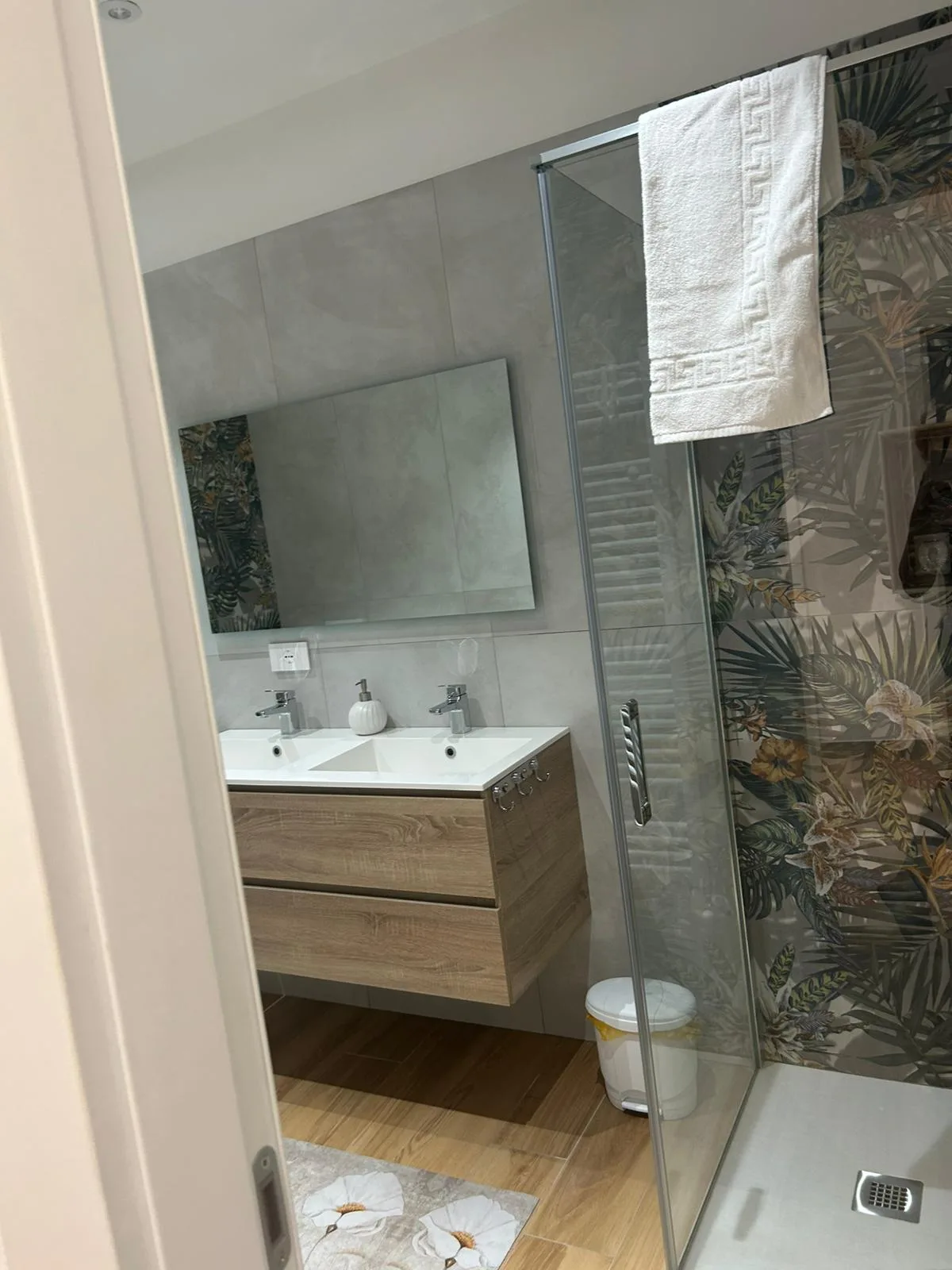 Bagno con doccia e doppio lavabo