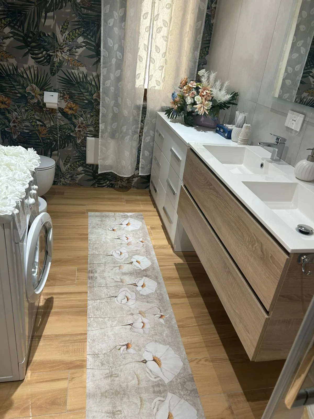 Bagno con doccia e doppio lavabo